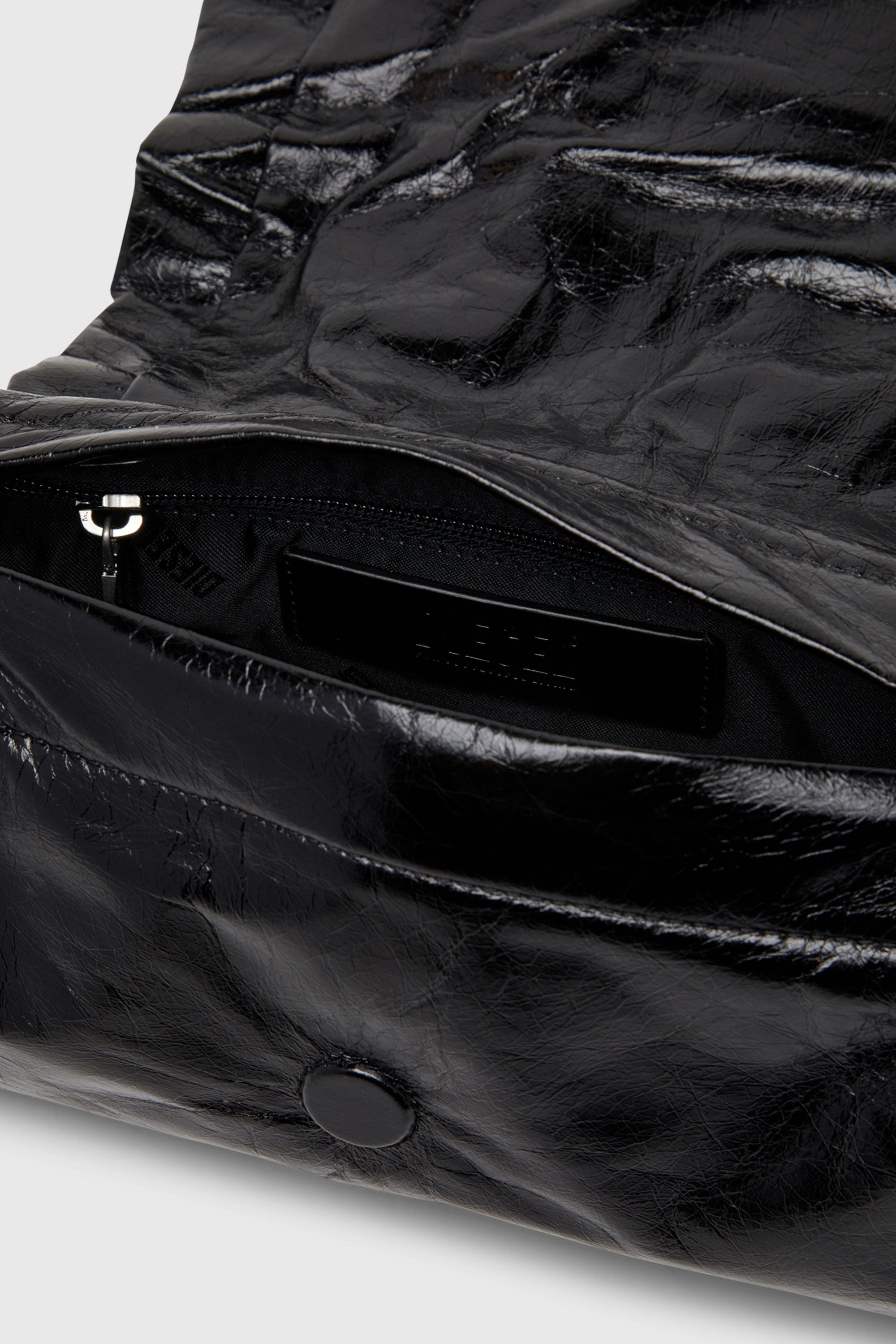 Diesel - SCRUNCH-D SHOULDER S, Woman's Scrunch-D-Small shoulder bag in shiny scrunched leather in Black - 4